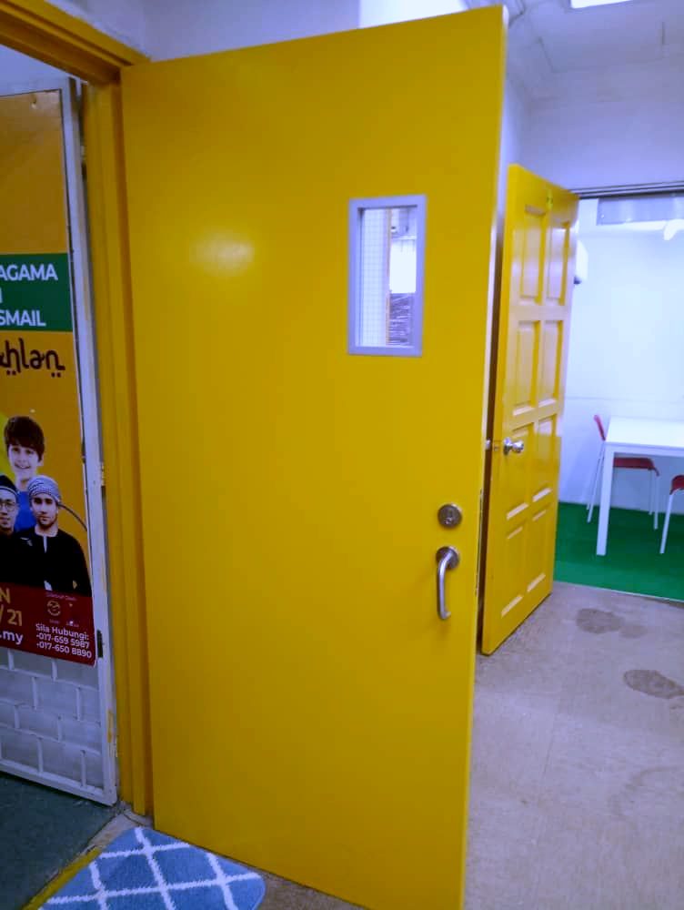 Pintu kelas berwarna kuning