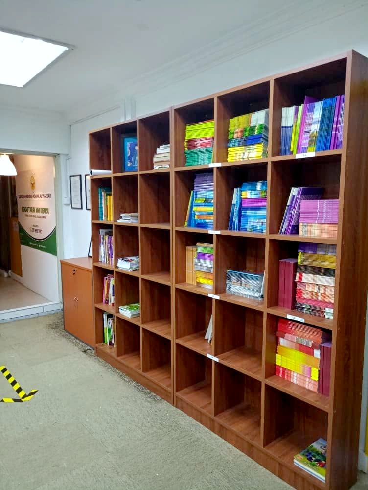 Rak buku perpustakaan