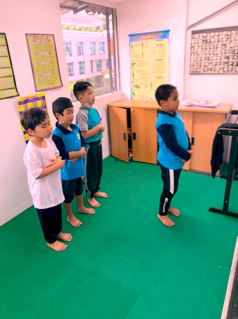 Murid beratur di dalam kelas