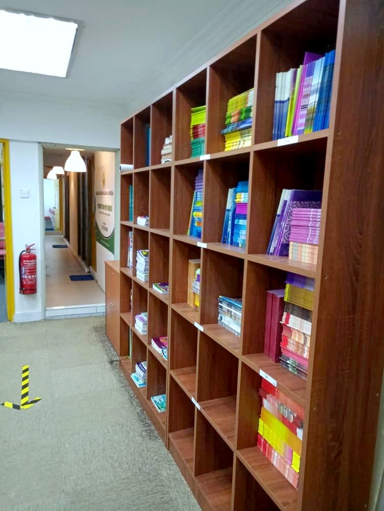 Rak buku dan bahan bacaan