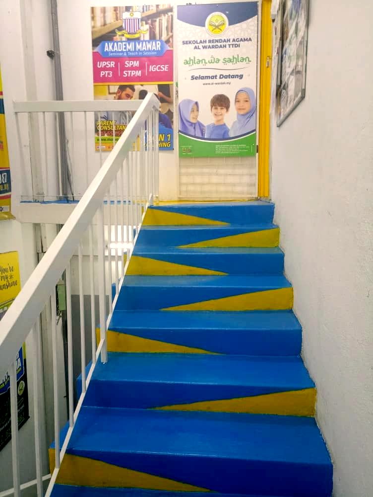 Tangga ke premis sekolah