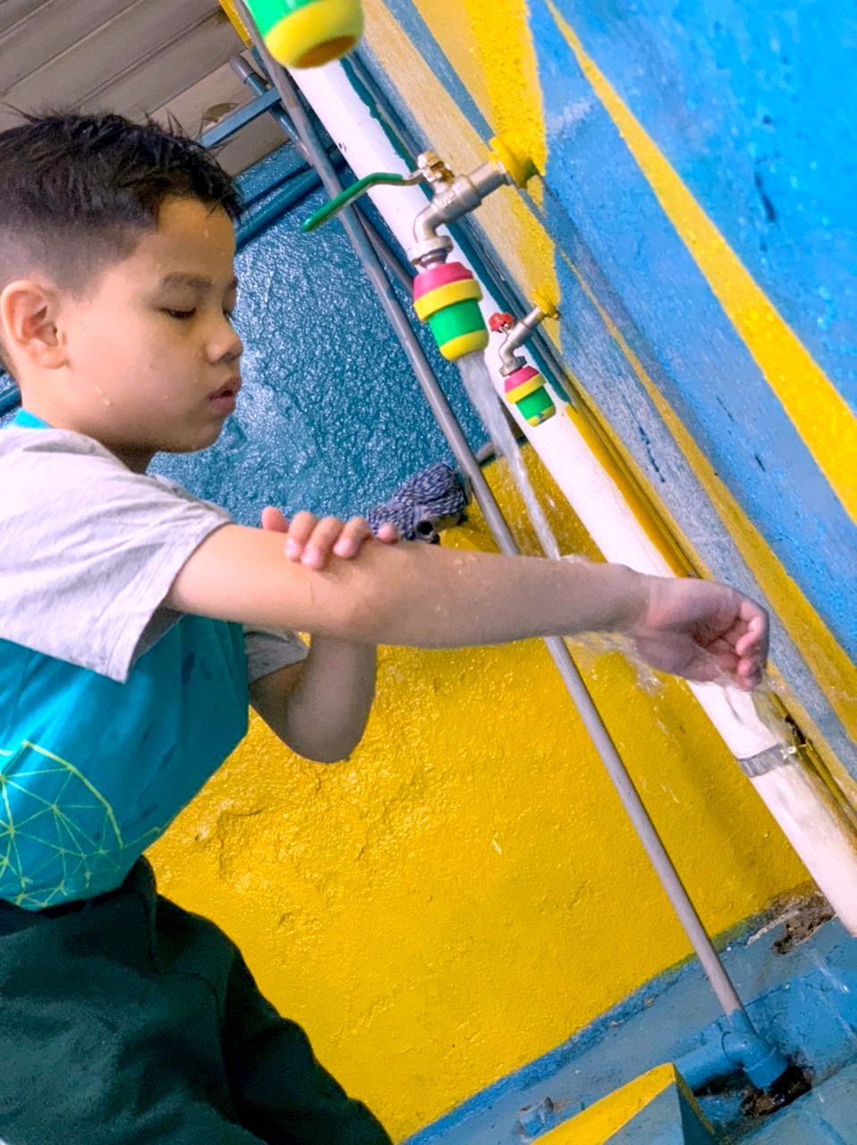Murid di tempat wuduk
