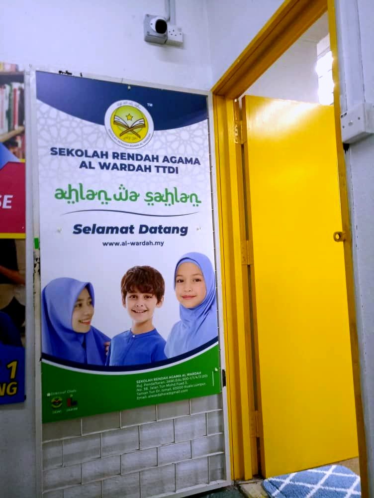 Pintu masuk dengan papan selamat datang