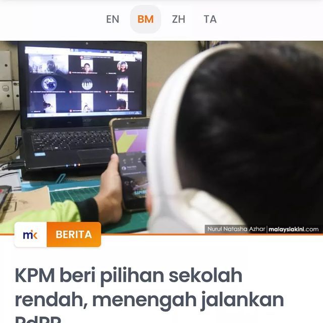 Murid mengikuti kelas online melalui komputer riba